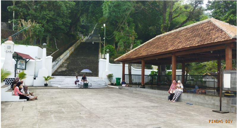 Liburan: Catatan Perjalanan, Menaklukkan 400 Lebih Tangga Komplek Makam Imogiri Bantul